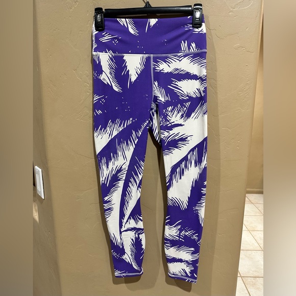 FABLETICS High Waisted Printed PureLuxe Paradiso Leggings 7/8 Purple White XXS - Picture 14 of 15